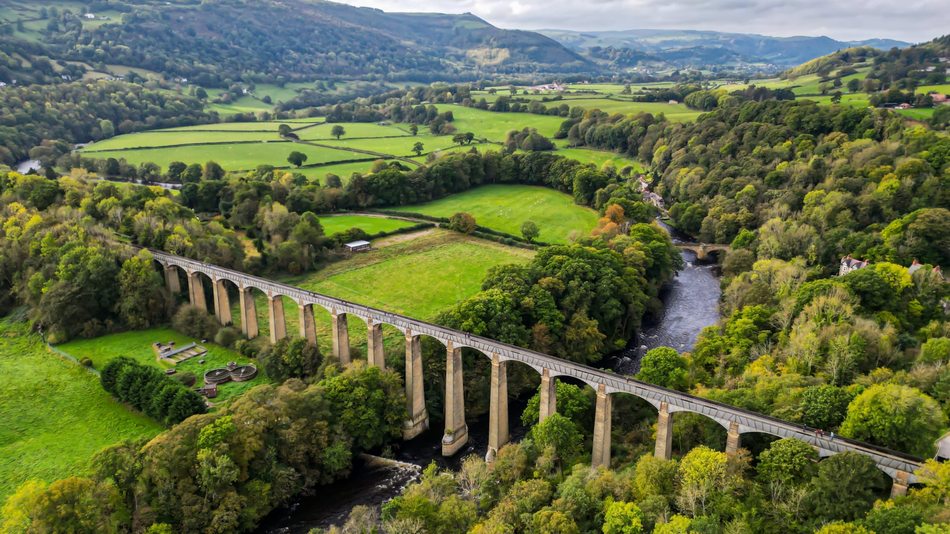 trips on the pontcysyllte aqueduct